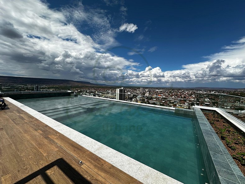 Piscina com vista da cidade