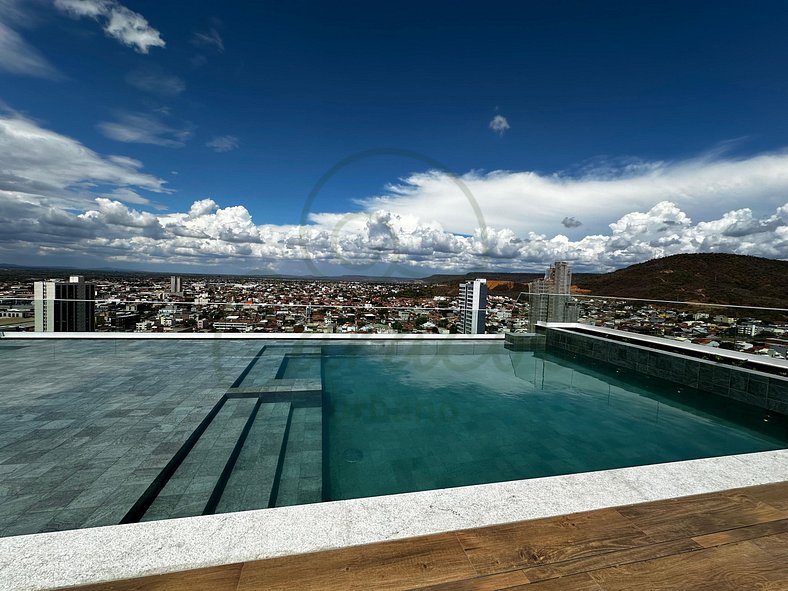 Piscina com vista da cidade