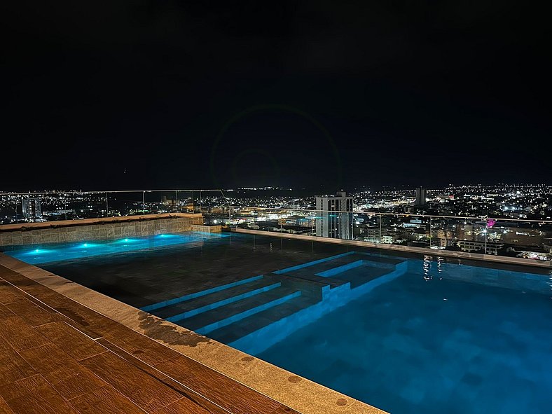 Piscina com vista da cidade